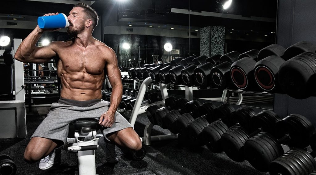 یک بدنساز در حال مصرف مکمل پروتئین وی