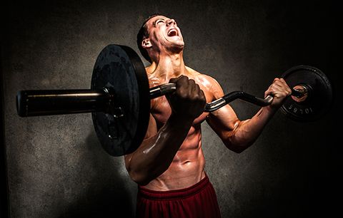 یک بدنساز در حال تمرین سخت