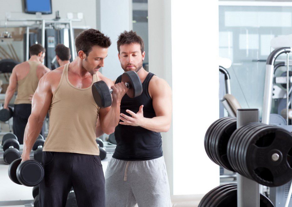 یک مربی در حال آموزش حرکت جلوبازو