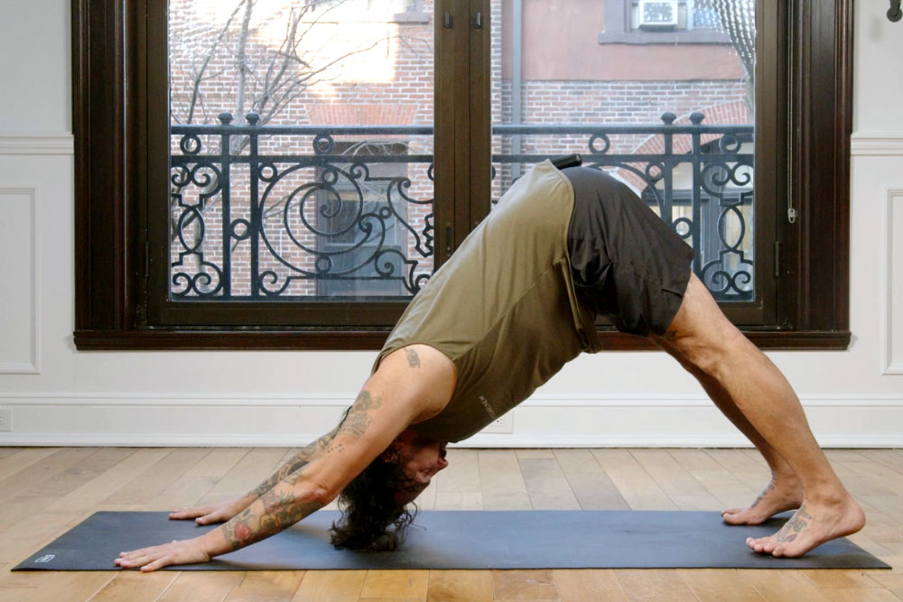 حرکت سگ رو به پایین (Downward Dog Calf Pedals) | برنامه بدنسازی مخصوص فوتبال