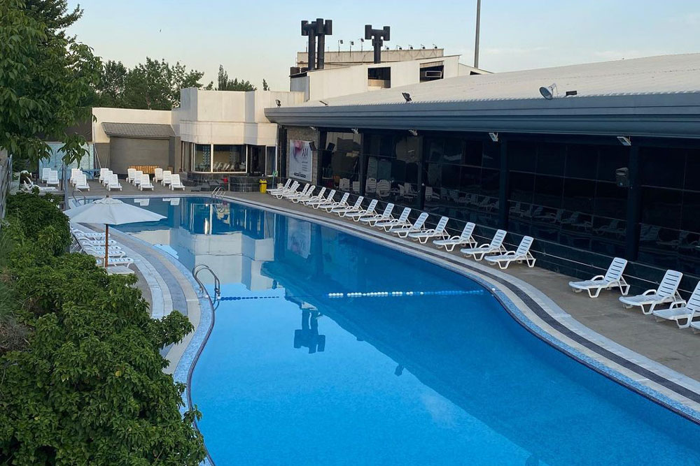 استخر زنانه انقلاب