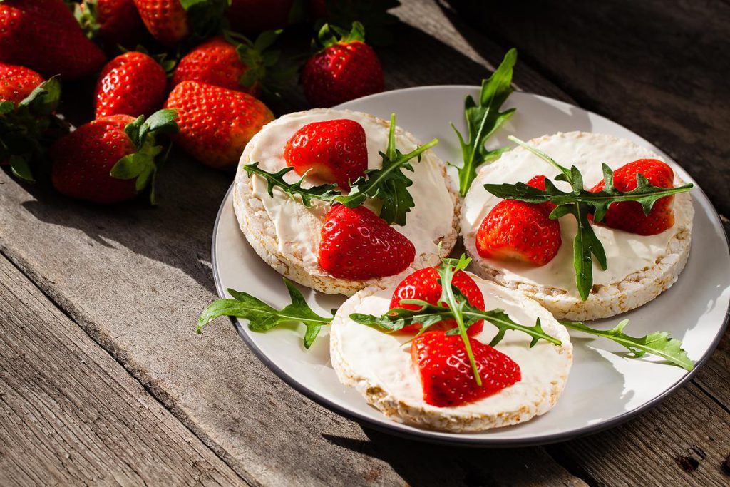 پنیر خامه‌ای و توت فرنگی