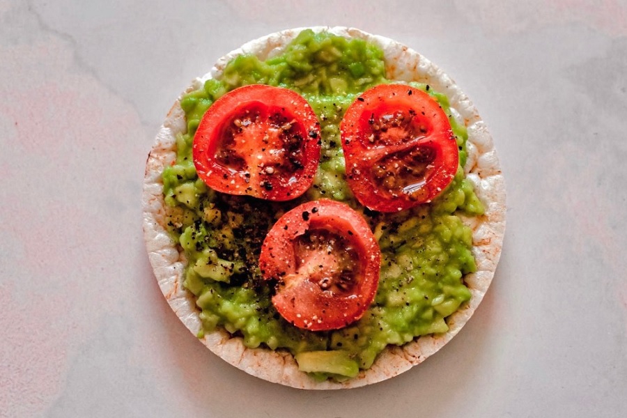 آووکادو و گوجه فرنگی