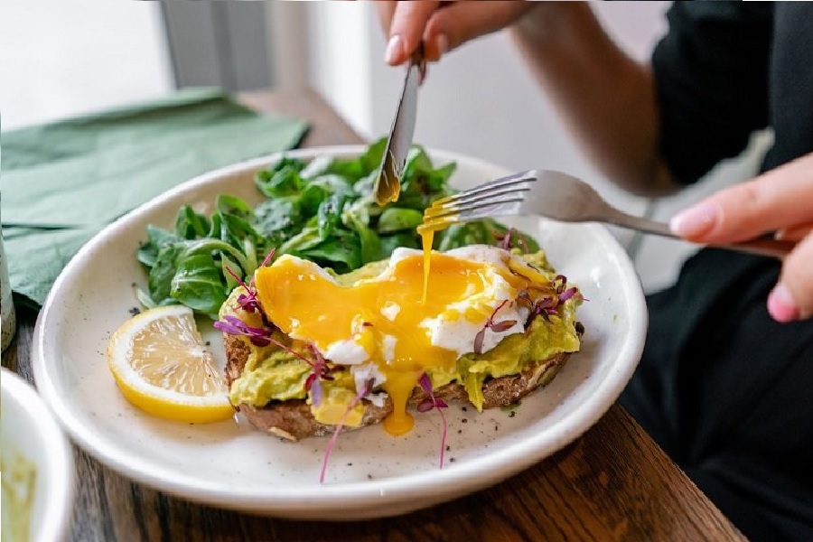 نان تست آووکادو و تخم‌مرغ