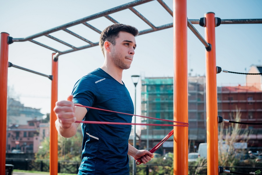 ۱۵ تا از بهترین تمرینات بدنسازی با کش در خانه