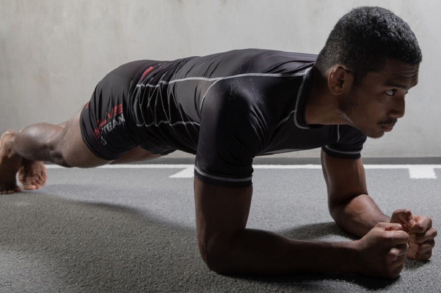 پلانک، یکی از کامل‌ترین حرکات ورزشی و استقامتی + تمرین‌های مرتبط