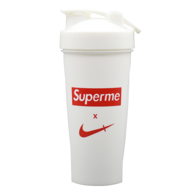 شیکر ورزشی یک تیکه نایک مدل Superme رنگی درب ضامنی ظرفیت 0.6 لیتر