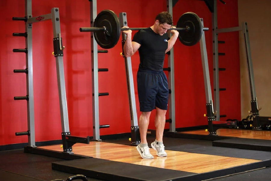 ساق پا ایستاده با دستگاه یا وزنه