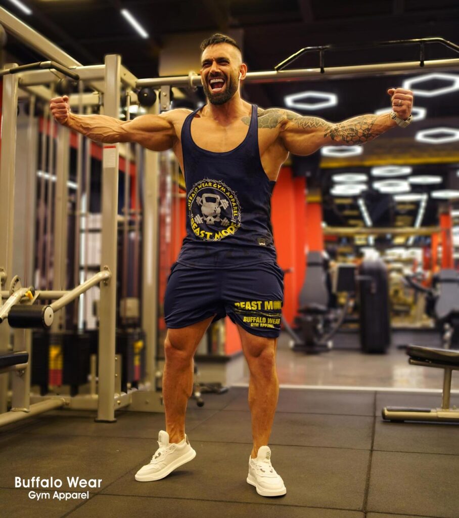 ست بدنسازی نیما خانزاده هنگام ورزش